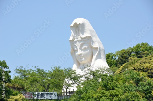 大船観音様。昭和4年建設に着手し、戦争による中断を経て、昭和35年4月世界平和を願う温容ゆたかなお姿に完成しました。高さ25m、巾19m、奥行13m