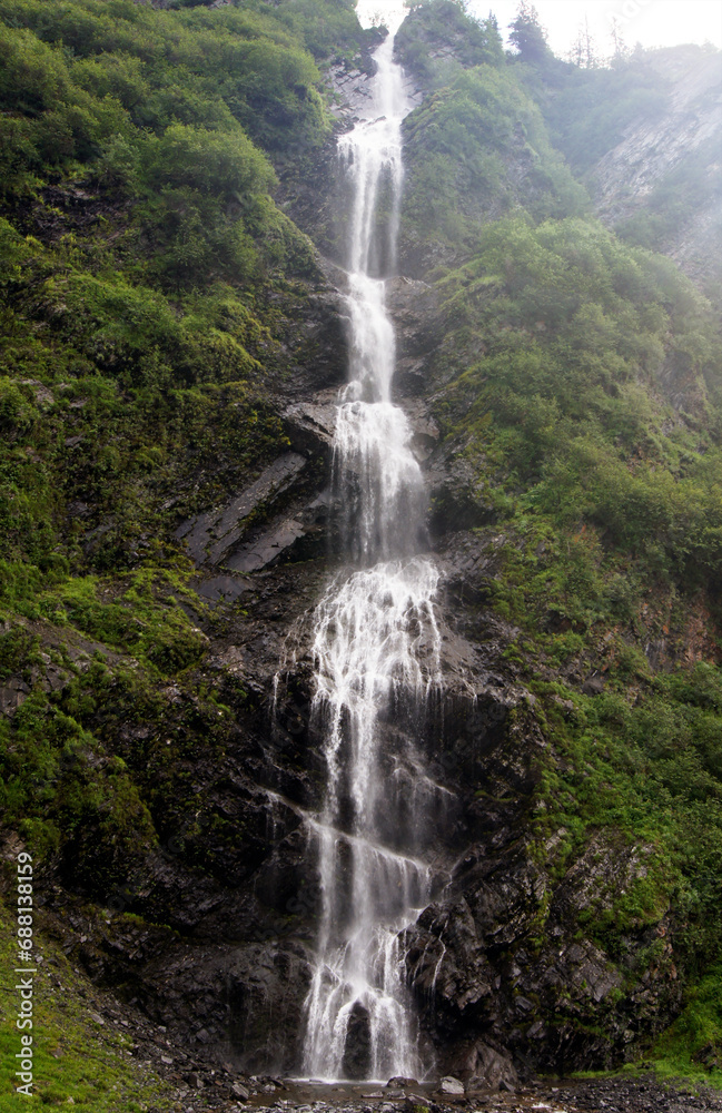 Obraz premium Waterfall on the Richardson Hw route, from Valdez to Fairbanks, Alaska, United States