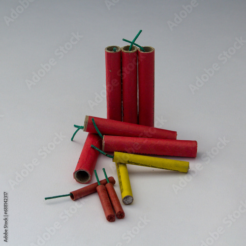 Image of some firecrackers, a reference to the end-of-year celebrations and the injuries caused by the explosions. photo