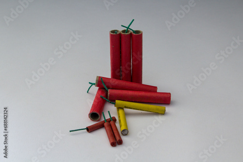 Image of some firecrackers, a reference to the end-of-year celebrations and the injuries caused by the explosions. photo