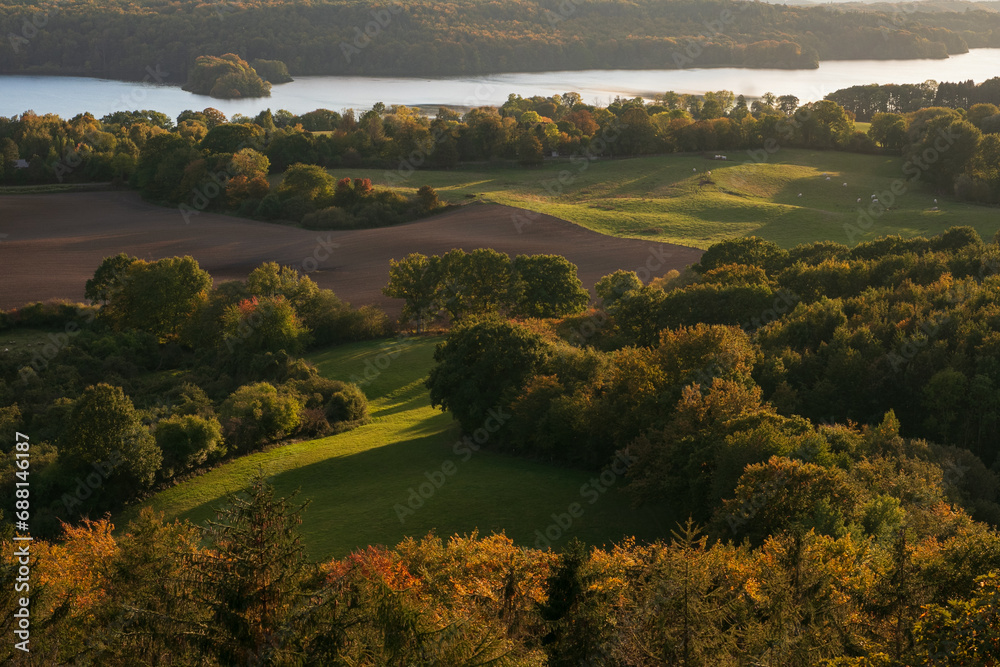 Blick vom Holzbergturm in Neversfelde auf den Dieksee bei Malente in schöner Herbstlandschaft.