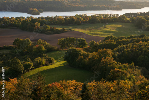 Obraz na płótnie Blick vom Holzbergturm in Neversfelde auf den Dieksee bei Malente in schöner Herbstlandschaft. w salonie