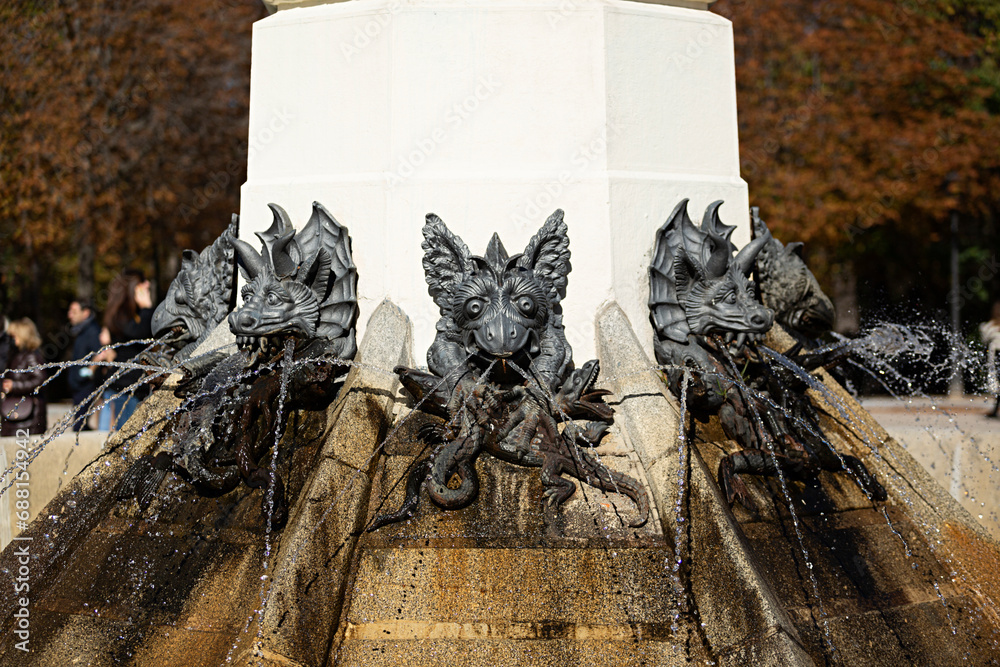 Obraz premium Fuente de agua con esculturas de dragones en bronce.