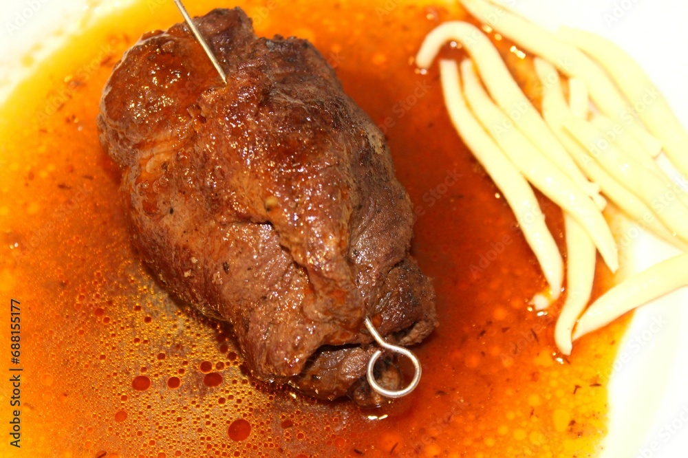 Rinderrouladen gefüllt mit Speck, Essiggurken, Senf und Zwiebeln. Eine ...