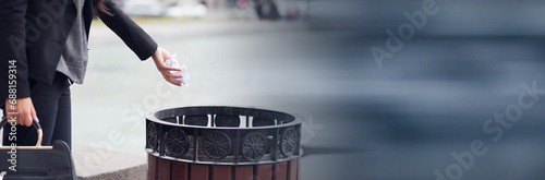 Foto Civic woman throwing a paper into a trash bin