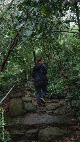 Mujer joven caminando en el sendero boscoso en paraguay