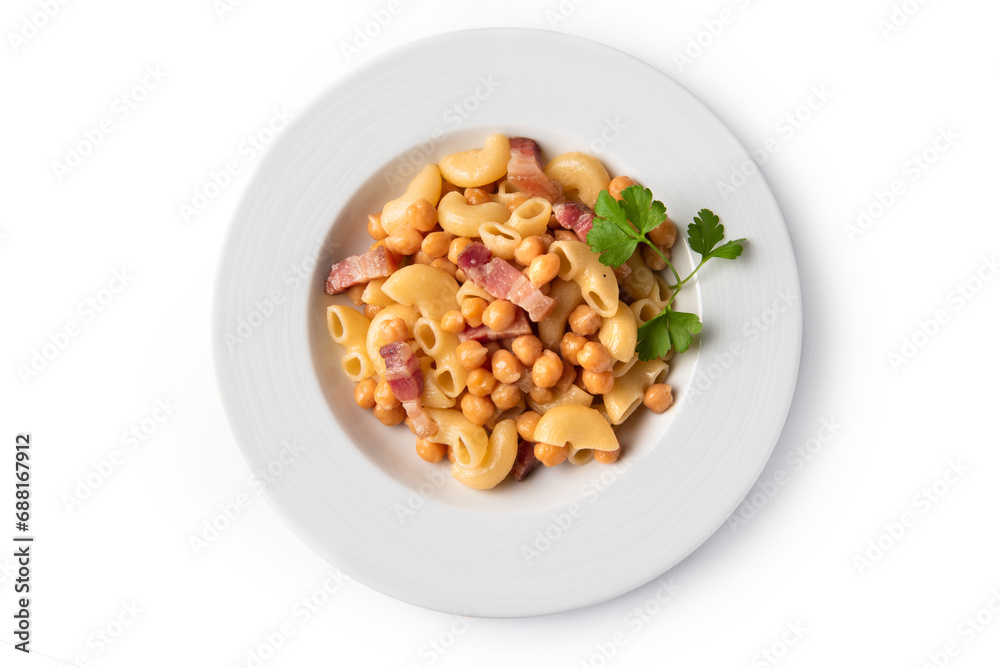 Piatto di pasta con ceci e guanciale, cibo italiano 