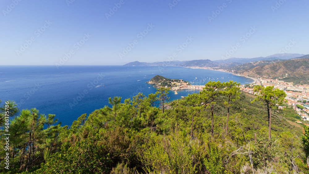 Punta Manara mit Blick auf Sestri Levante in Ligurien, Italien Punta Manara mit Blick auf Sestri Levante in Ligurien, Italien