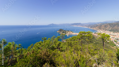 Punta Manara mit Blick auf Sestri Levante in Ligurien, Italien