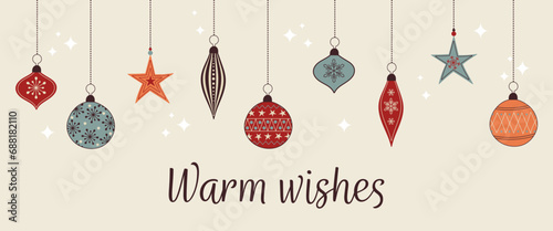 Warm Wishes – Schriftzug in englischer Sprache - Herzliche Grüße. Grußkarte mit bunten Christbaumkugeln photo
