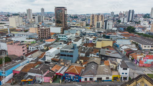 Visão aérea dos prédios e comércios da cidade de Mogi das Cruzes, SP, Brasil