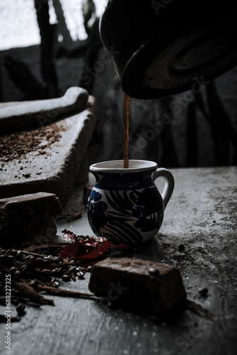 mujer mexicana preparando café de olla en metate