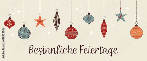 Besinnliche Feiertage  – Schriftzug in deutscher Sprache. Weihnachtskarte mit bunten Christbaumkugeln