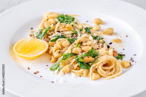 Lemon pasta with almonds