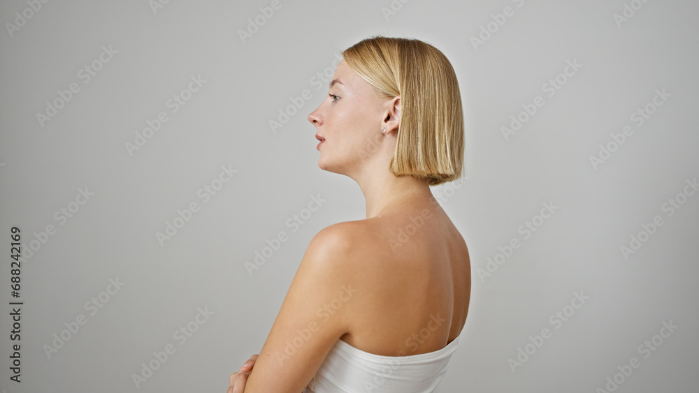 Obraz premium Young blonde woman standing with serious face over isolated white background