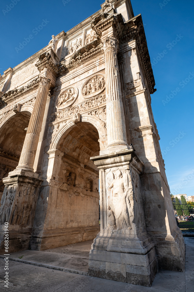Obraz premium Arch of Constantine. Triumphal arch and Colosseum in the background in Rome, Italy.