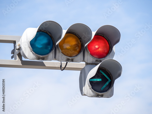 赤色と青色矢印が点灯している矢印式信号機。
