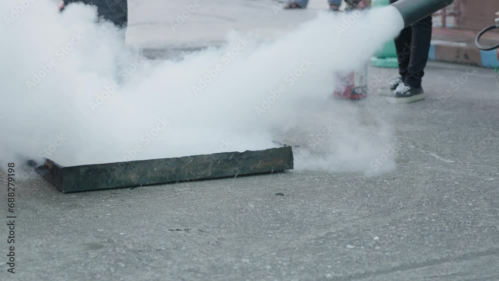 Vidéo Stock Firefighting drills from fuel combustion by experts. Man