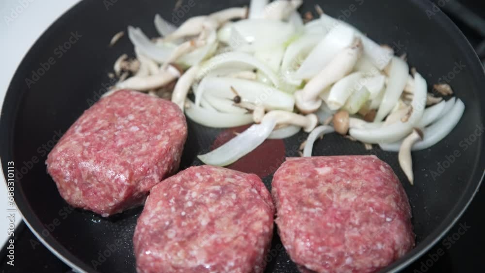 煮込みハンバーグを作る様子 煮込みハンバーグを作る様子