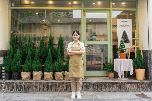 Portrait of Asian woman working in a plant shop © 1112000