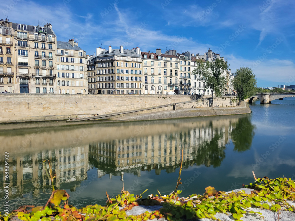 Naklejka premium Paris river bank seine
