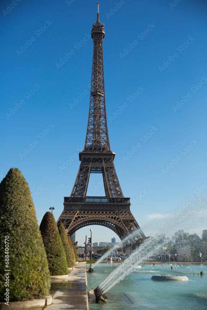 Obraz premium View of Eiffel Tower on blue sky background on sunny day