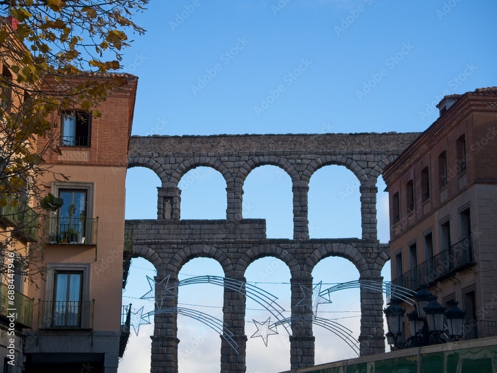 Fototapeta premium To the north of Madrid lies the absolutely picturesque city of Segovia, Spain. It makes the perfect day trip from Madrid to wander its quaint streets and admire its incredible Roman aqueduct