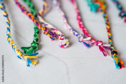 Bout de bracelets brésiliens colorés - tresses en coton avec des noeuds