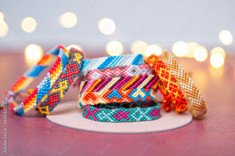 Pile de bracelets d'amitié - bracelets brésiliens devant un fond en bokeh