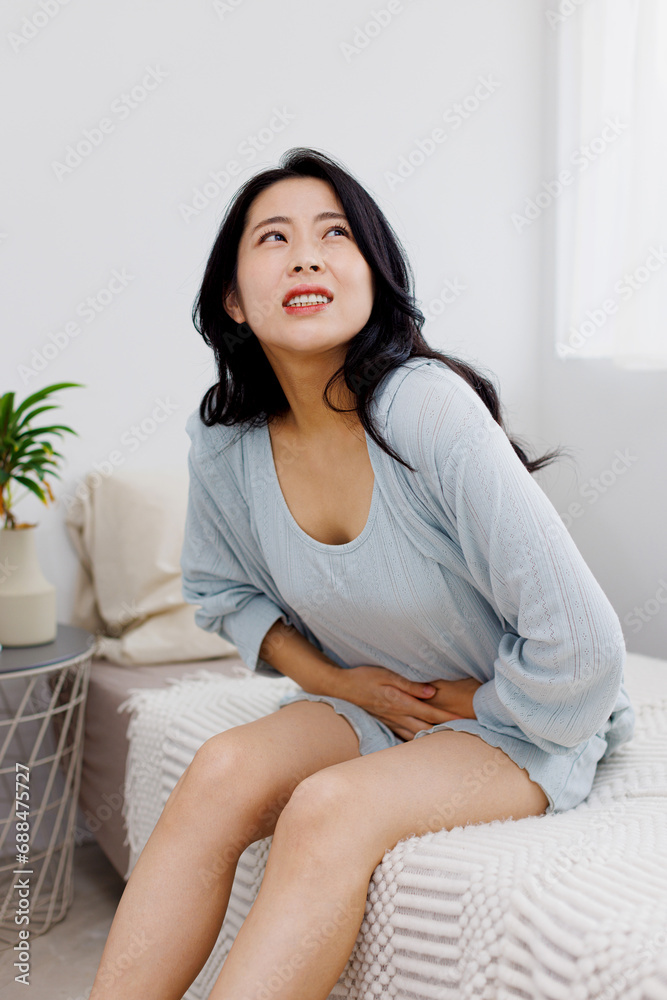 腹痛に苦しんでいる女性 腹痛に苦しんでいる女性