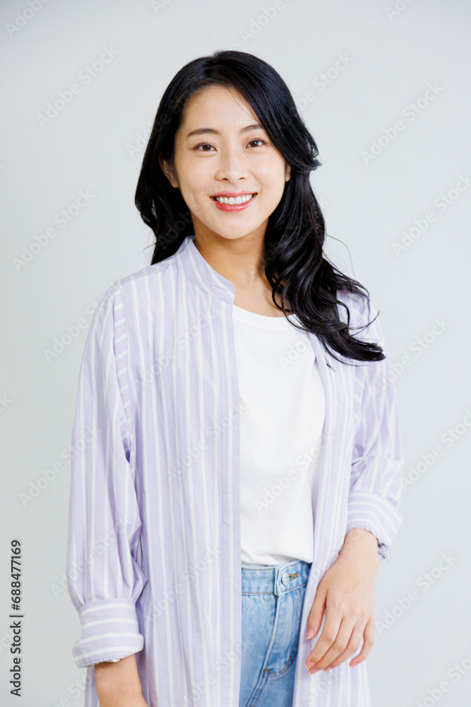 カジュアルな服を着た女性のポートレート カジュアルな服を着た女性のポートレート