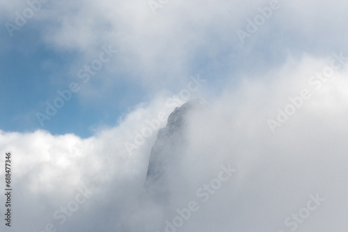 Mięguszowiecki Szczyt Wielki skąpany we mgle, Tatry Wysokie.