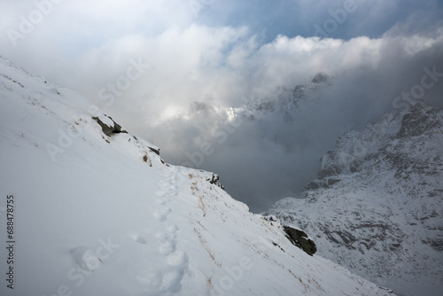 Żółty szlak Morskie Oko-Szpiglasowa Przełęcz w Tatrach Wysokich początek zimowych warunków. 