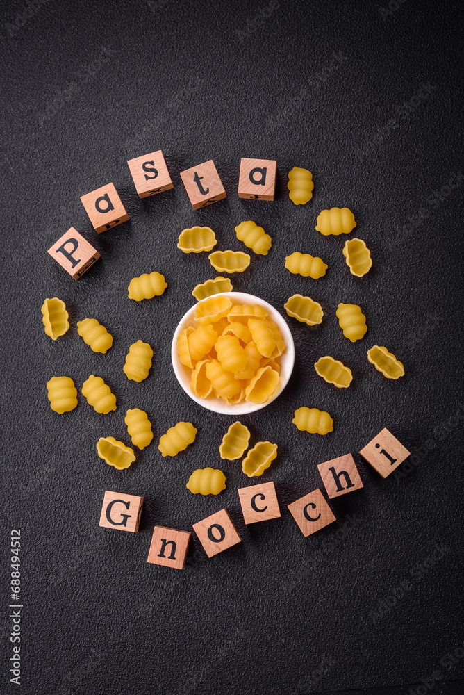 Obraz premium Raw durum wheat gnocchi pasta with salt and spices in a ceramic plate