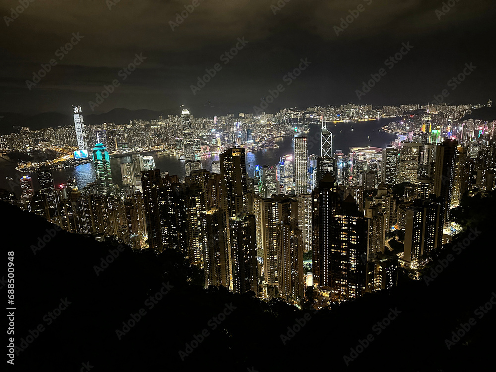 Obraz premium View of Hong Kong and Kowloon form top of Victoria Peak. Blue hour dusk to sun down.