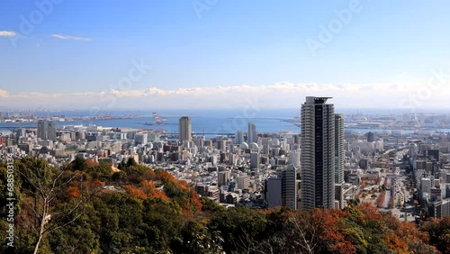 六甲山から眺める神戸の街と紅葉（フィックス・パン）中央区灘区の街並みとポートアイランド・神戸空港;六甲アイランドが見えます。　神戸市中央区にて