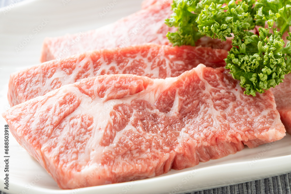 焼肉用牛肉「三角バラ」(カルビの中で上級といわれる希少部位)。
焼肉用牛肉「三角バラ」(カルビの中で上級といわれる希少部位)。