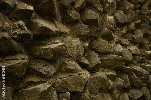 A wall of stones of different shapes