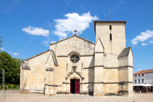 Fototapeta Naklejka Na Ścianę i Meble -  Coulon. Eglise sainte trinité. Deux Sèvres, Poitou Charentes	