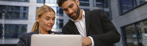 Εκτύπωση καμβά Two business people discuss biz issue while use laptop standing on modern office