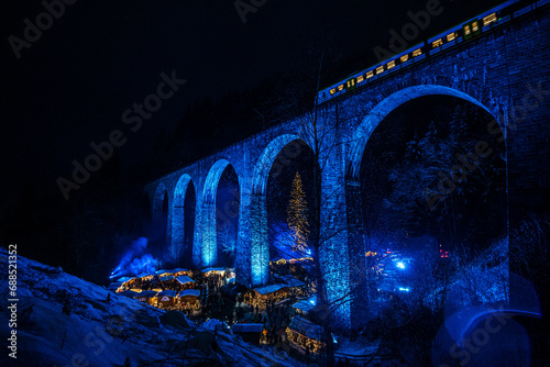 Weihnachtsmarkt in der Ravennaschlucht im Schwarzwald, blau angestrahlt 