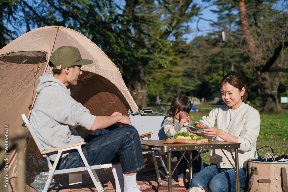 自然の中でキャンプをする家族 自然の中でキャンプをする家族