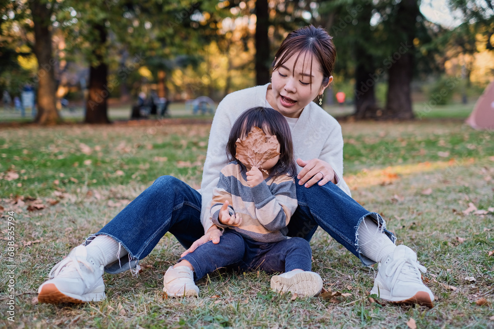 Fototapeta premium 自然の中で遊ぶ親子