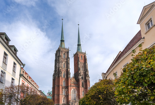 Imposanter Blick auf den Breslauer Dom (Kathedrale St. Johannes der Täufer) mit seinen beiden markanten Türmen sowier Straßenzug rechts und links in polnischen Großstadt Wrocław (Breslau)