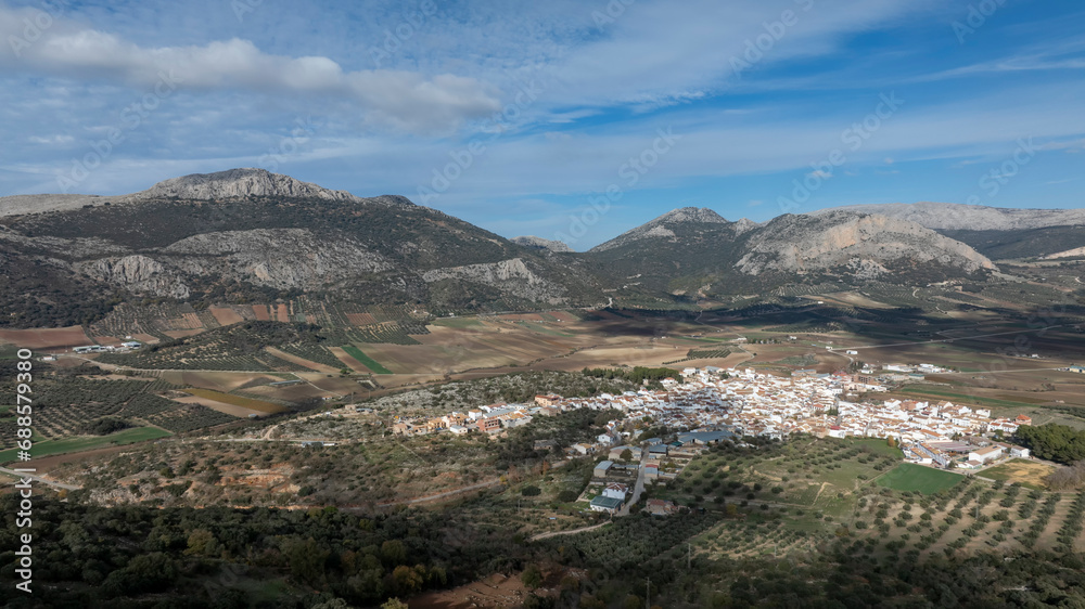 vista aérea del bonito pueblo blanco de Alfarnate en la provincia de Málaga, Andalucía