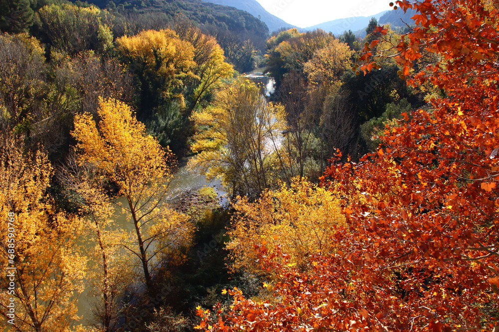 río Llobregat en otoño  a su paso por Monistrol, fondo de pantalla, fondo de escritorio, variedad de colores de otoño en Monistrol de Montserrat, sin filtros, natural