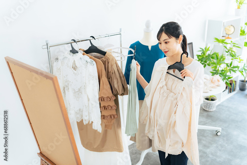 アパレルショップで洋服を選ぶ女性 photo