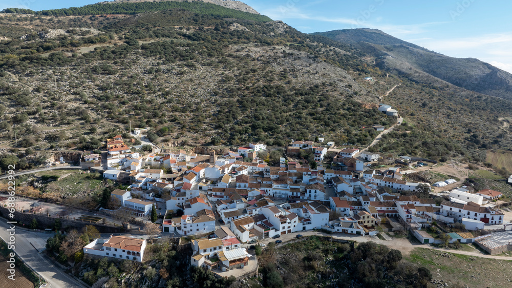vista aérea del bonito pueblo blanco de Alfarnatejo en la provincia de Málaga, Andalucía	