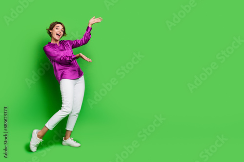 Billede på lærred Full body photo of attractive manager recruiter woman hands promoting showing be