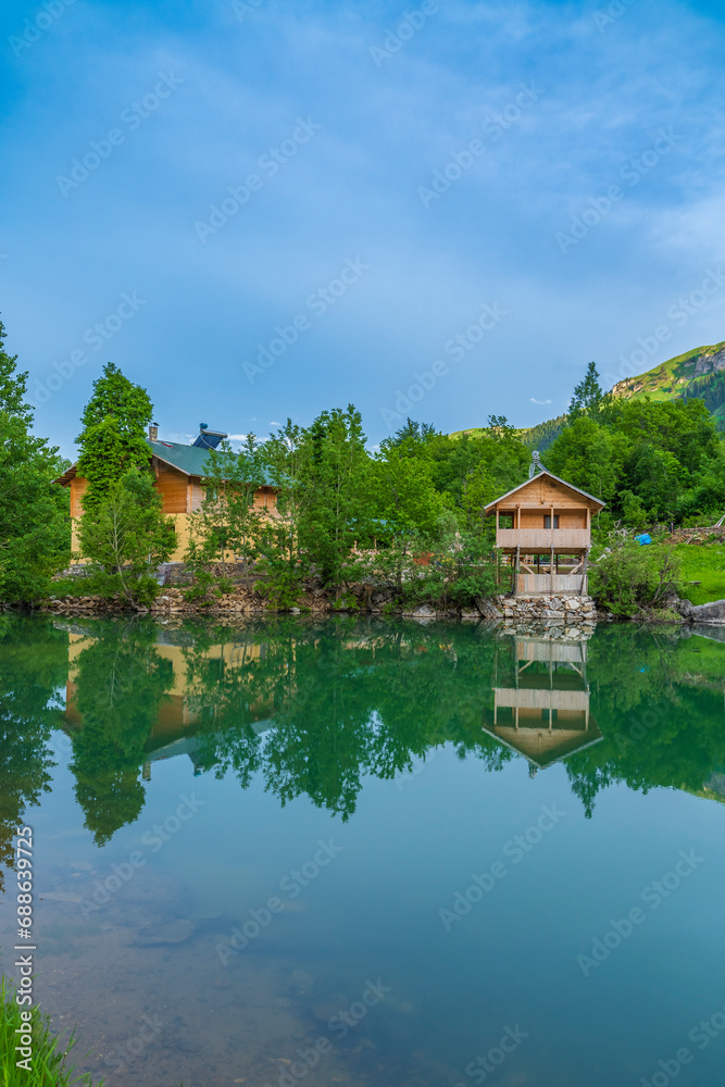 Obraz premium Houses in green highlands wonderful views surrounded by clouds and mountains the idea of ​​living in nature